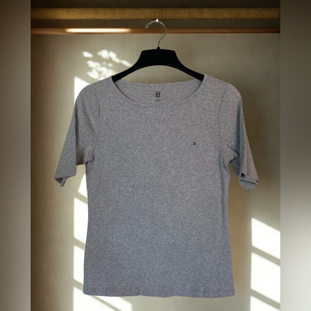 Tommy Hilfiger Heathered Gray Tee. Size Large. EUC